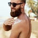 Ffs, La Crème Solaire N'Est Pas Mauvaise Pour Vous 1 guy applying sunscreen