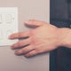 Combien D'Argent Le Fait D'Éteindre Les Lumières Peut-Il Vraiment Vous Faire Économiser? 1 Image for article titled How Much Money Can Turning Off the Lights Really Save You?